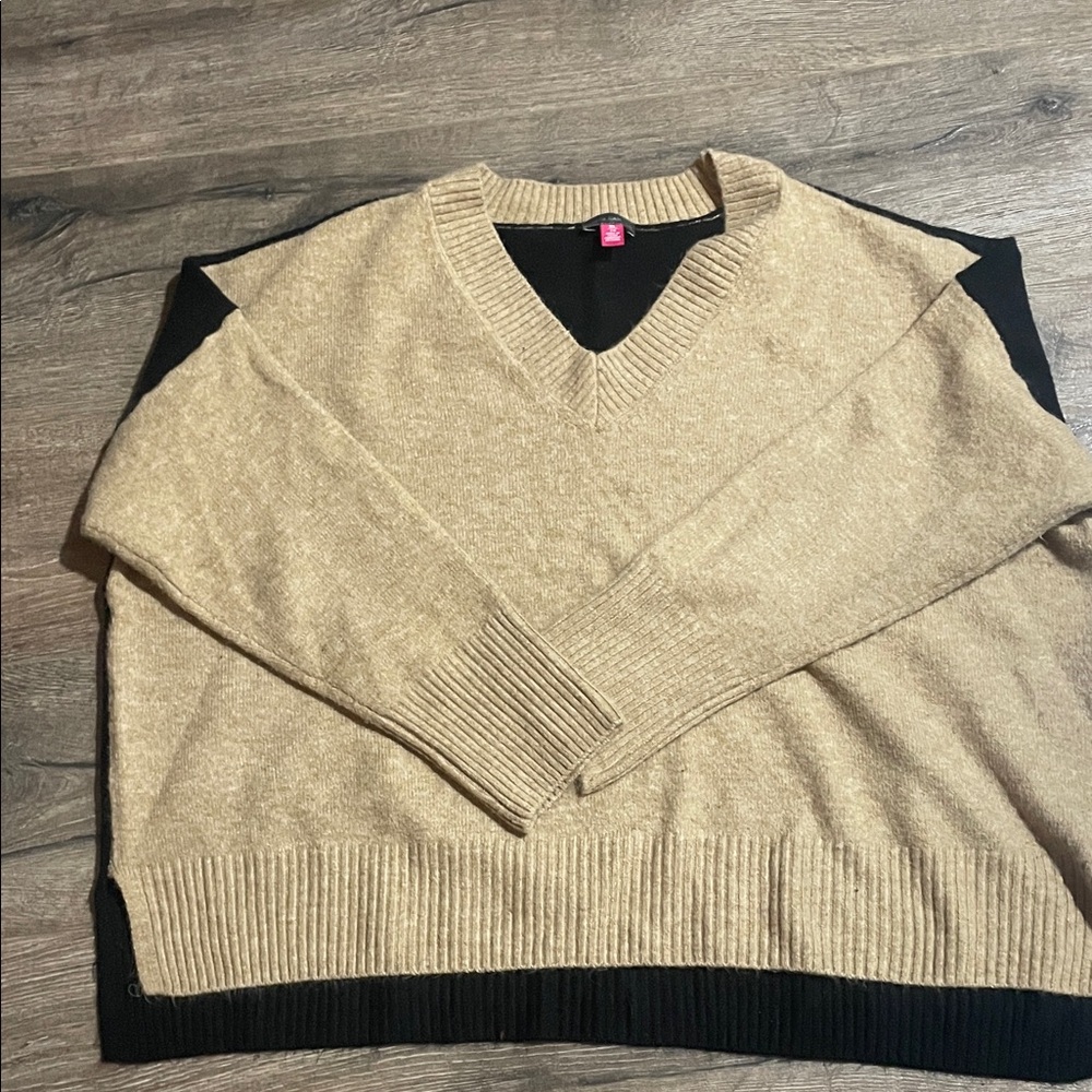 Bundle 4 for 20 Vince Camuto Tan and Black V-Neck Sweater